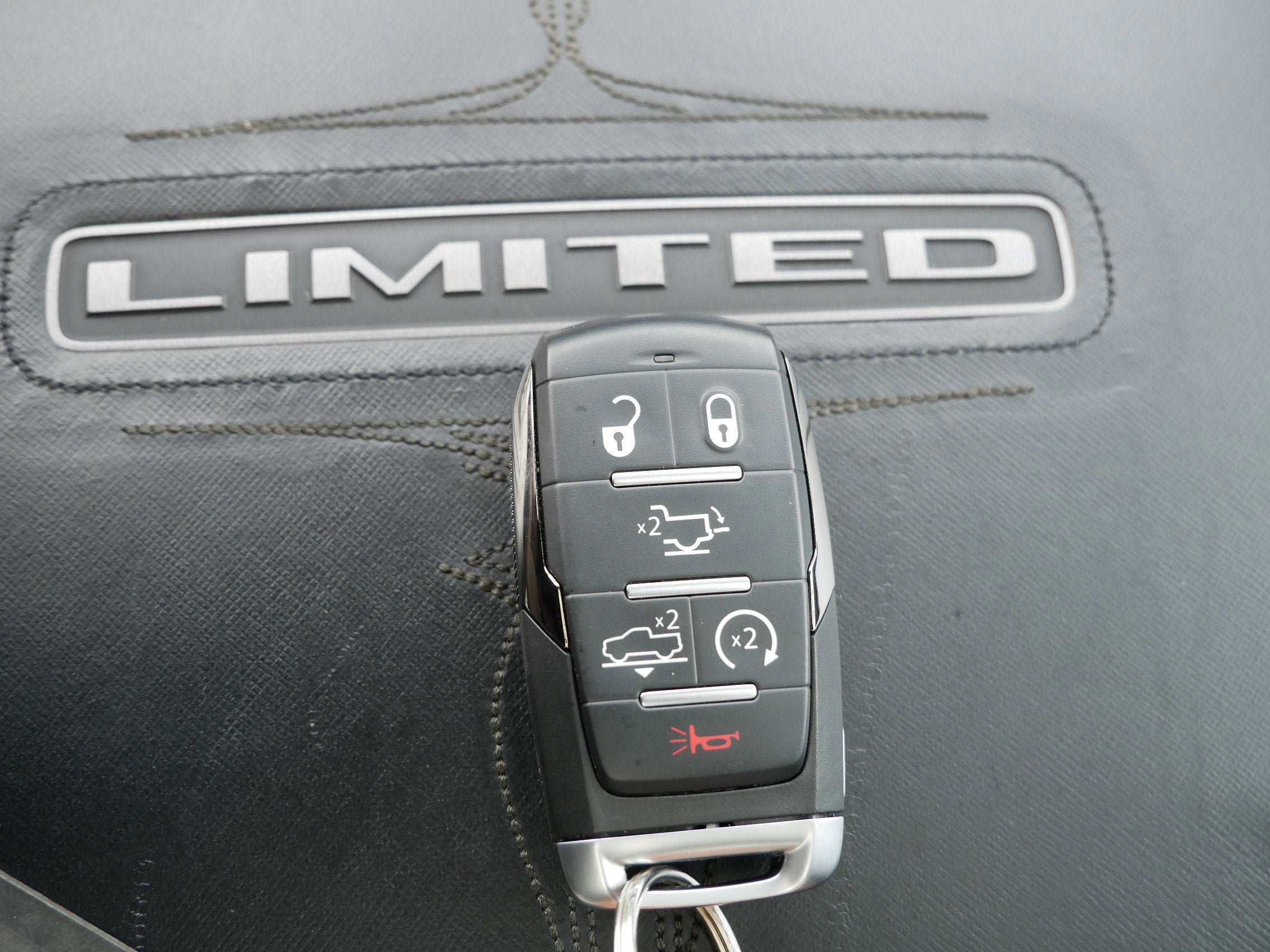 2022 RAM 1500 Limited Crew Cab 4x4 5'7" Box