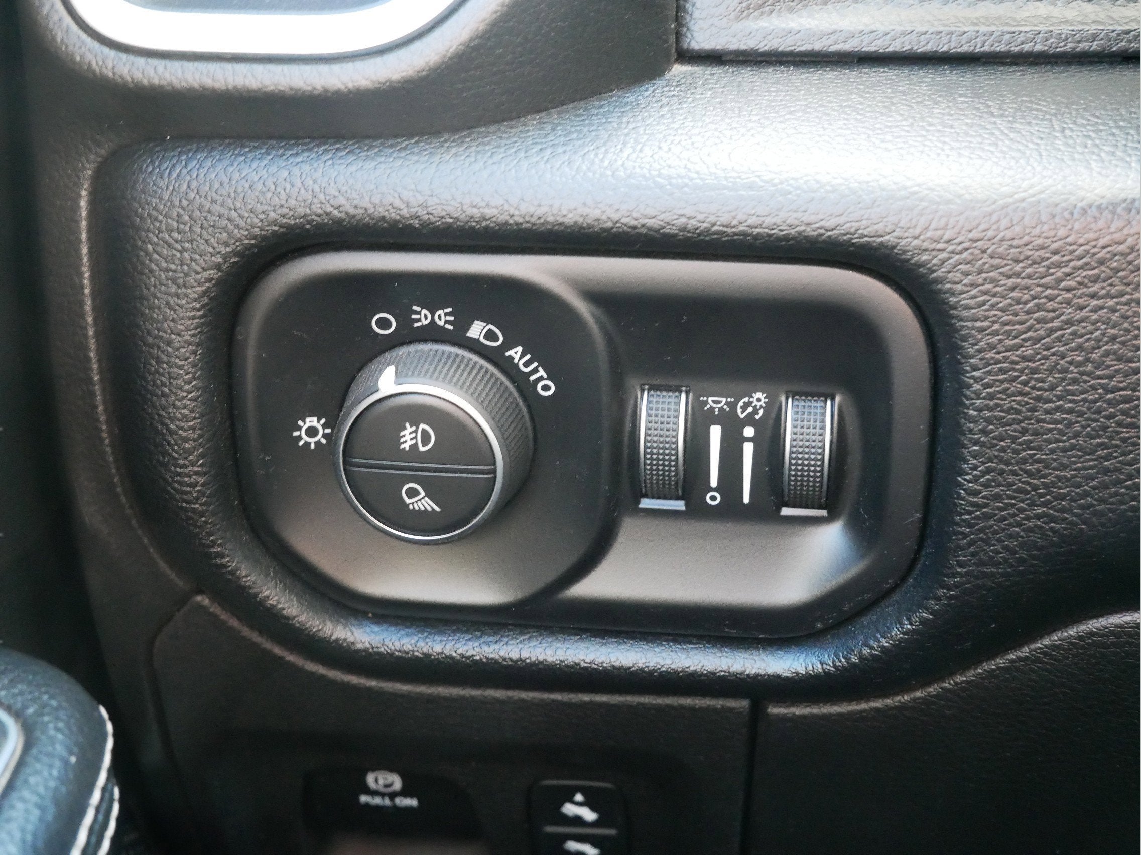 2019 RAM 1500 Laramie Crew Cab 4x4 5'7" Box