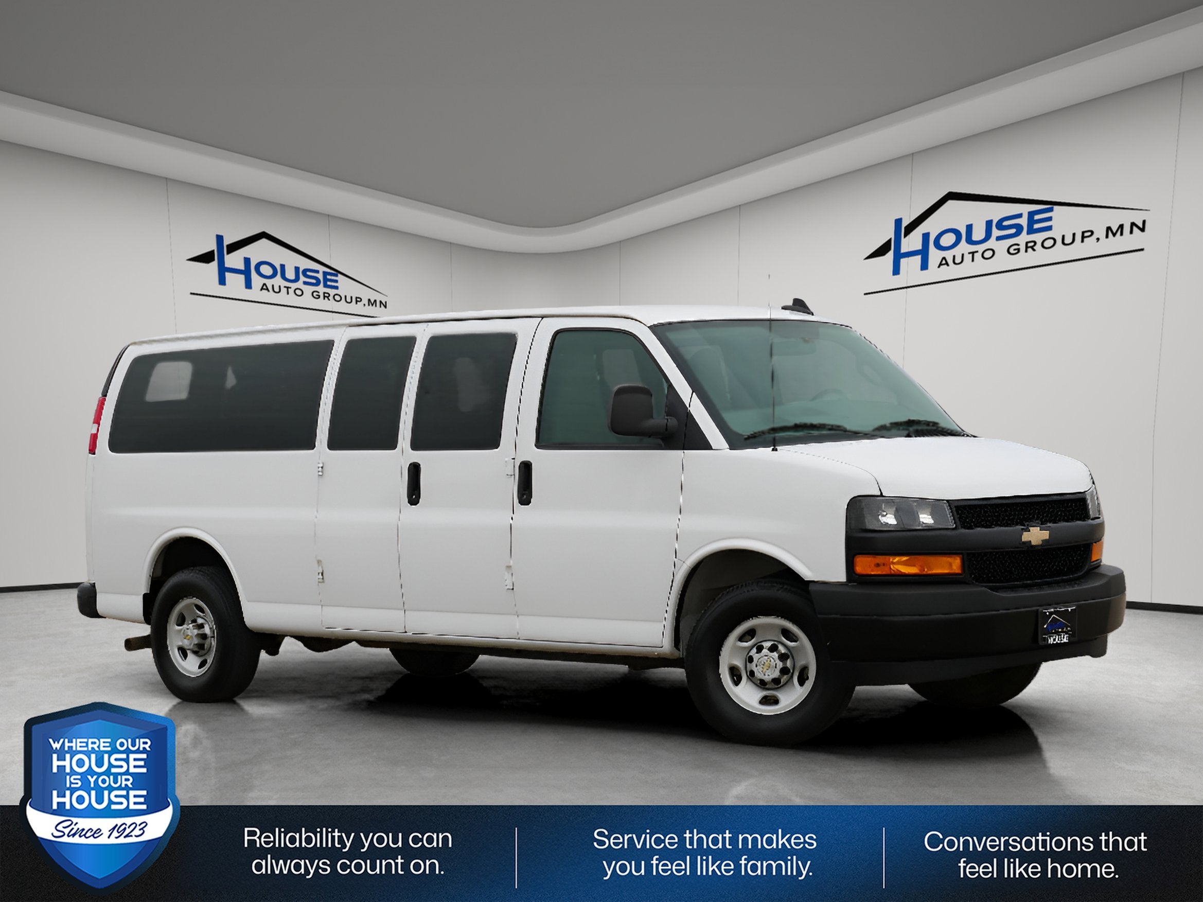 2024 Chevrolet Express Passenger 3500 1LS