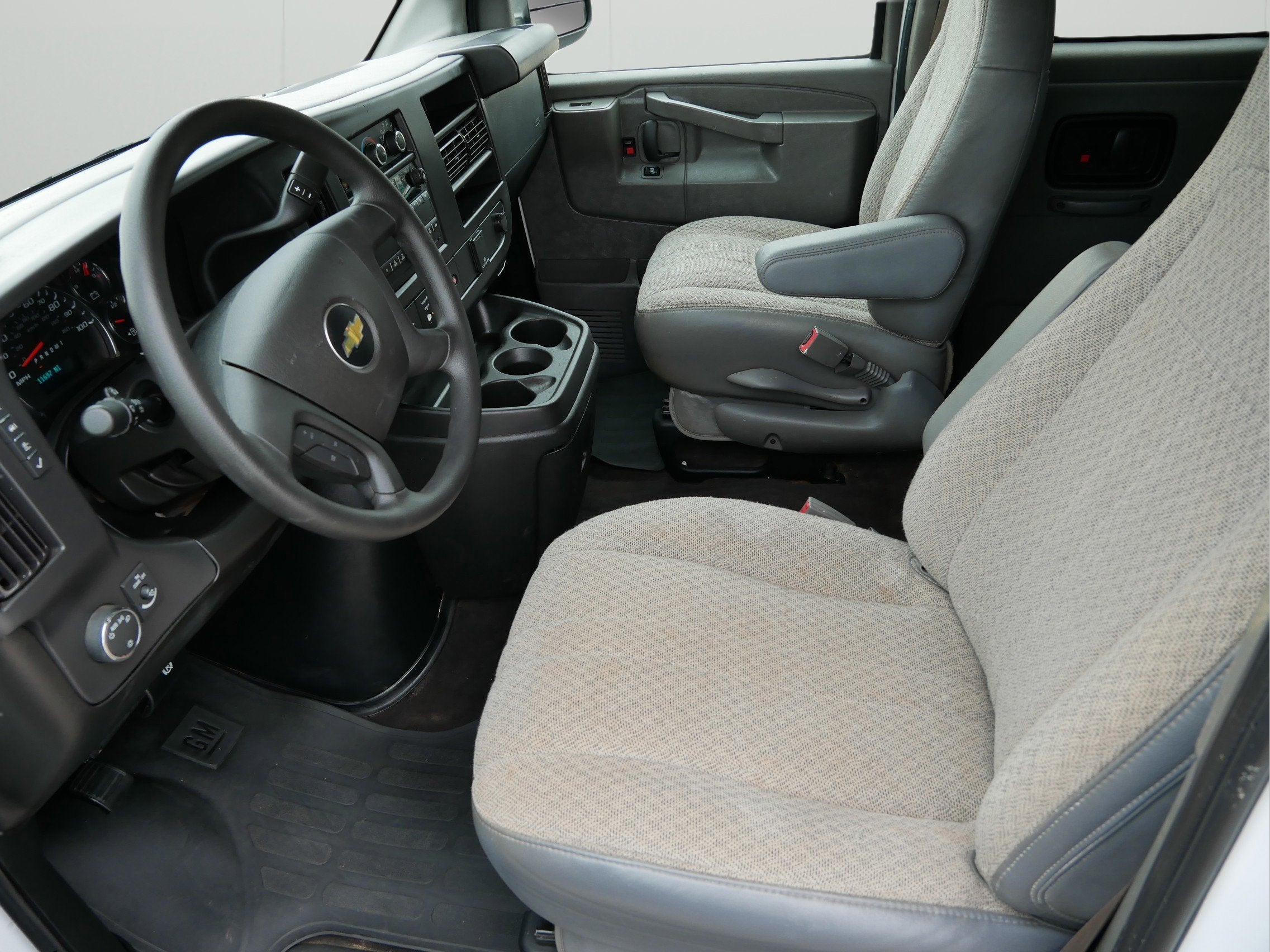 2024 Chevrolet Express Passenger 3500 1LS