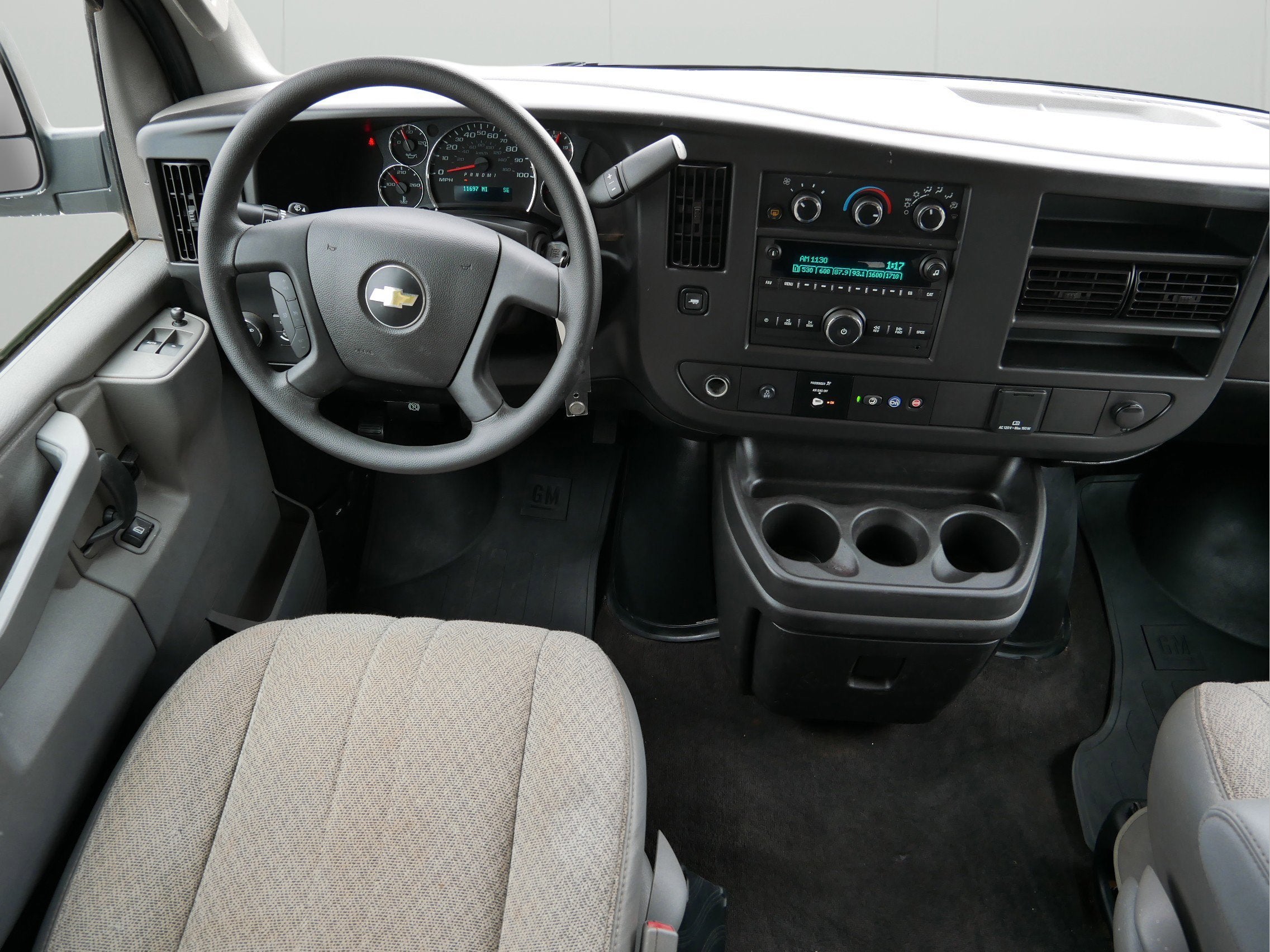 2024 Chevrolet Express Passenger 3500 1LS