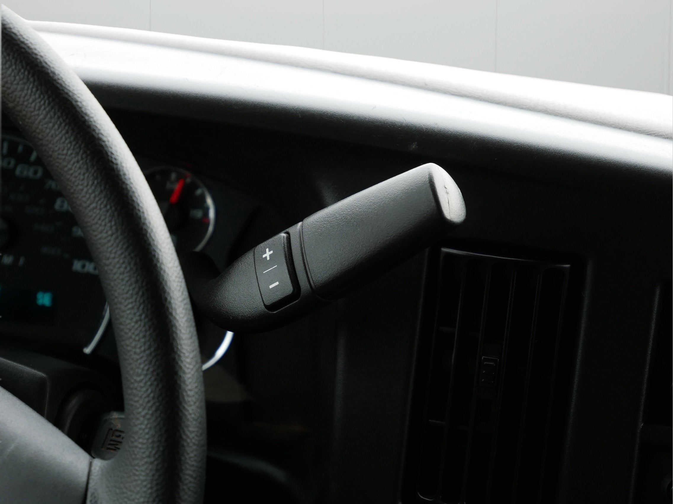 2024 Chevrolet Express Passenger 3500 1LS