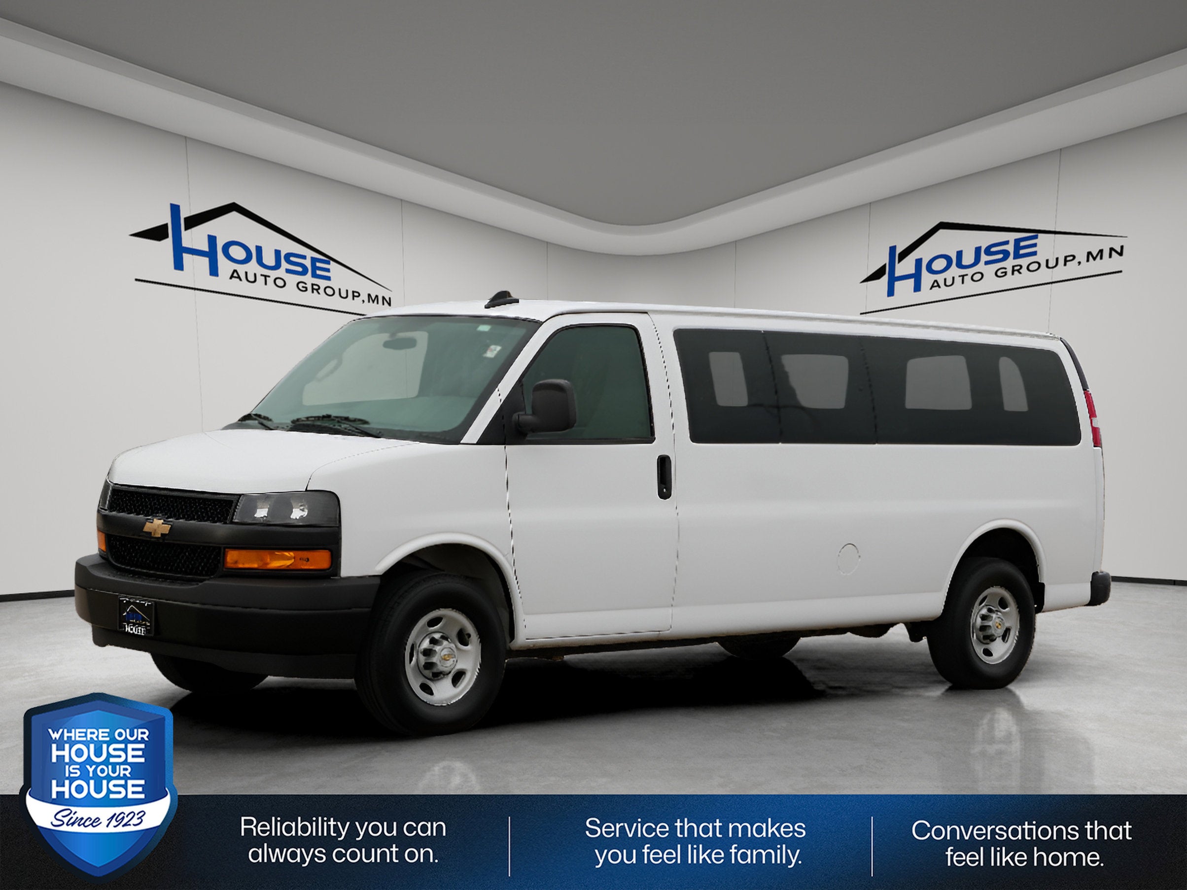 2024 Chevrolet Express Passenger 3500 1LS