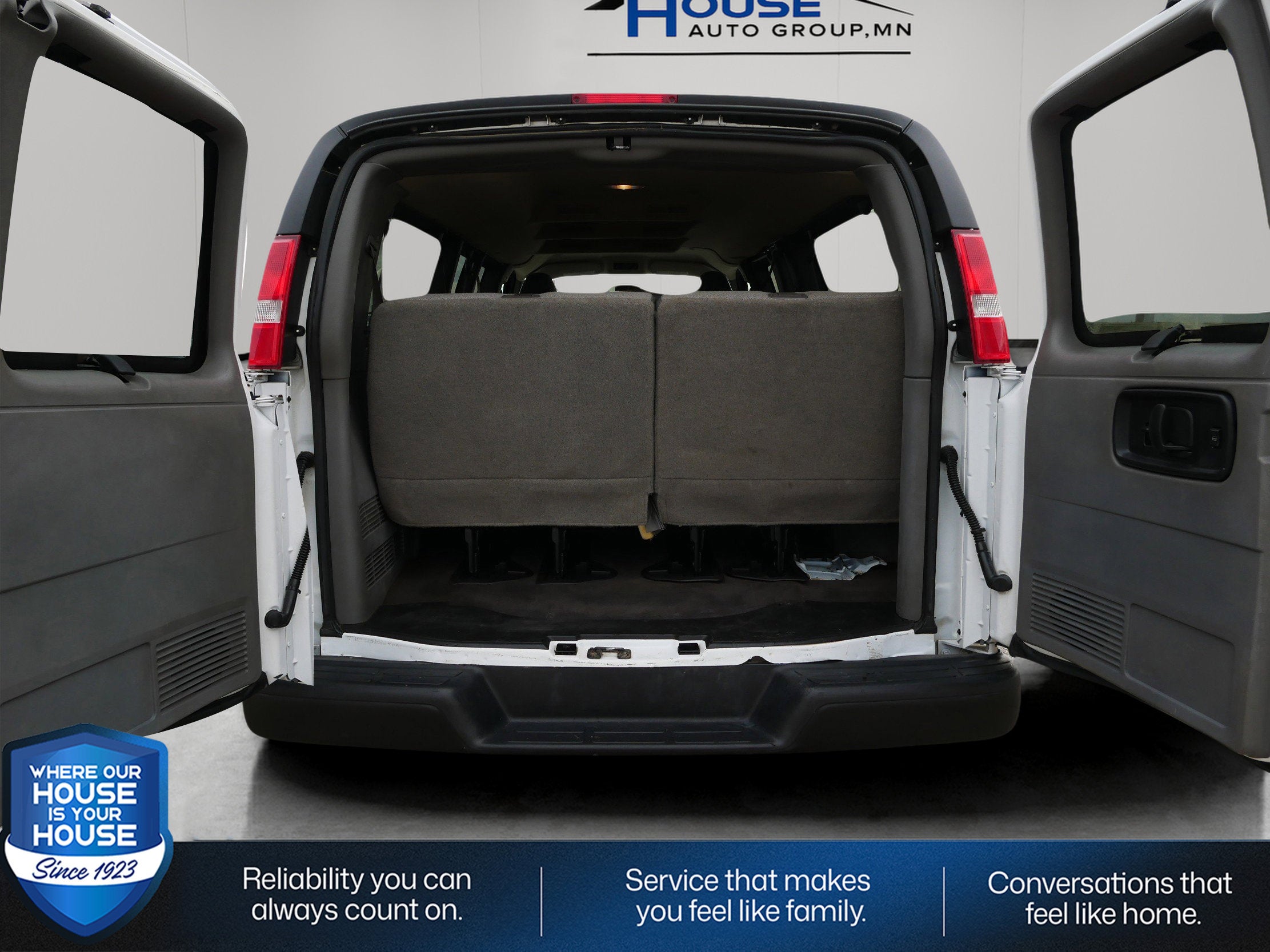 2024 Chevrolet Express Passenger 3500 1LS