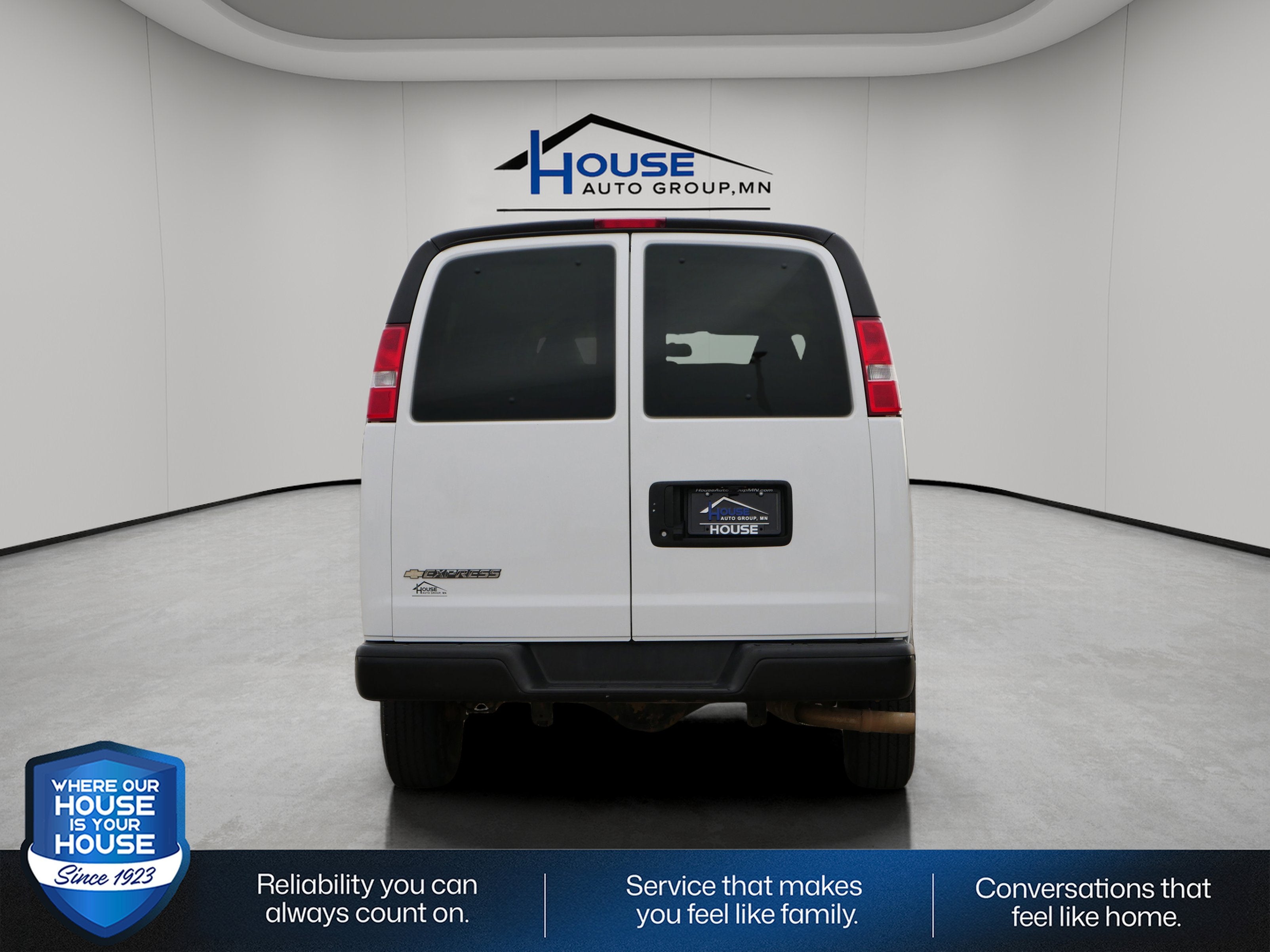 2024 Chevrolet Express Passenger 3500 1LS