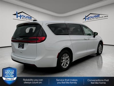 2025 Chrysler Pacifica Select