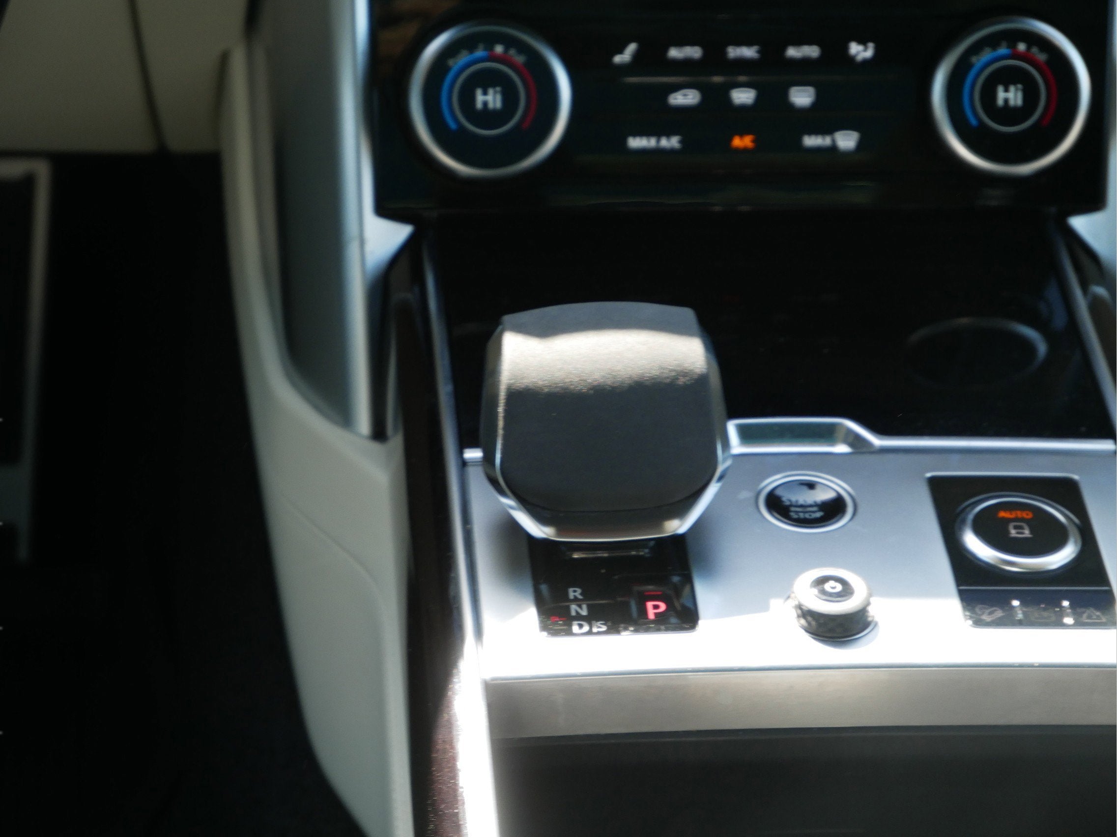 2023 Land Rover Range Rover P530 SE